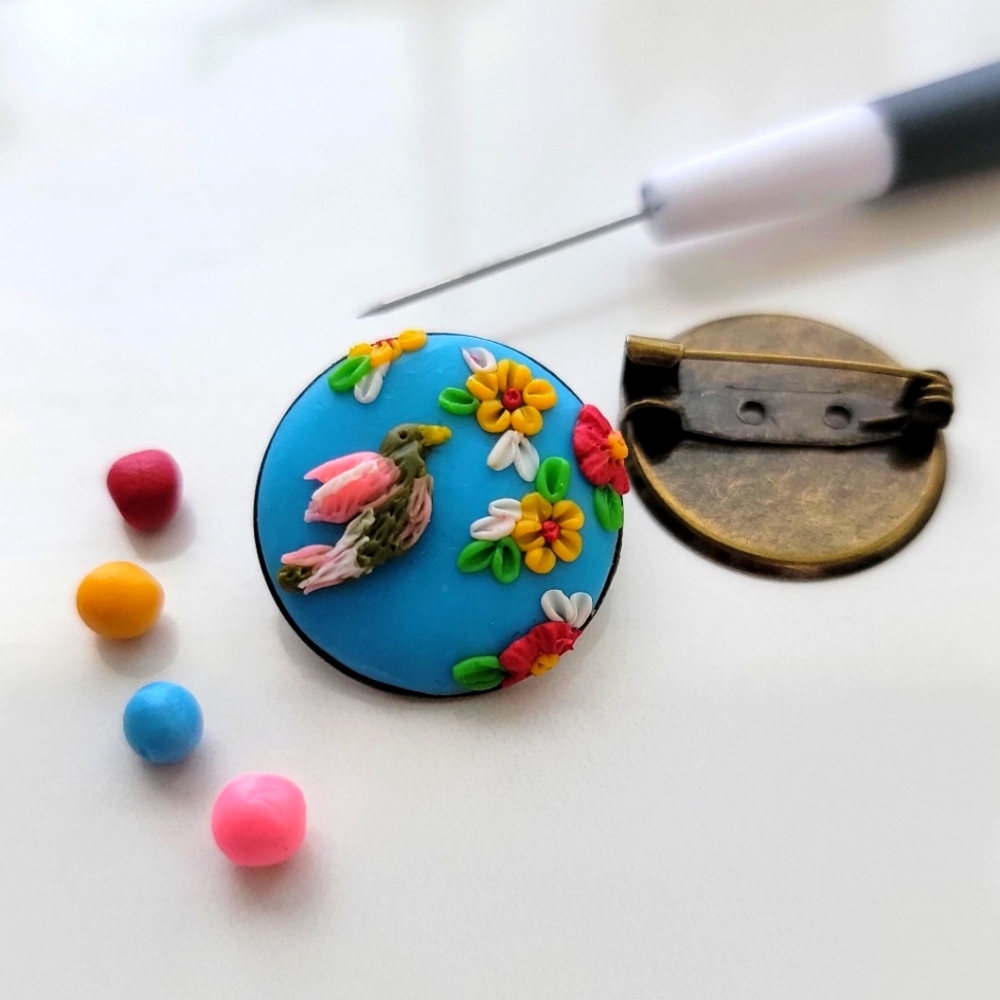 Handcrafted polymer clay pin🐦